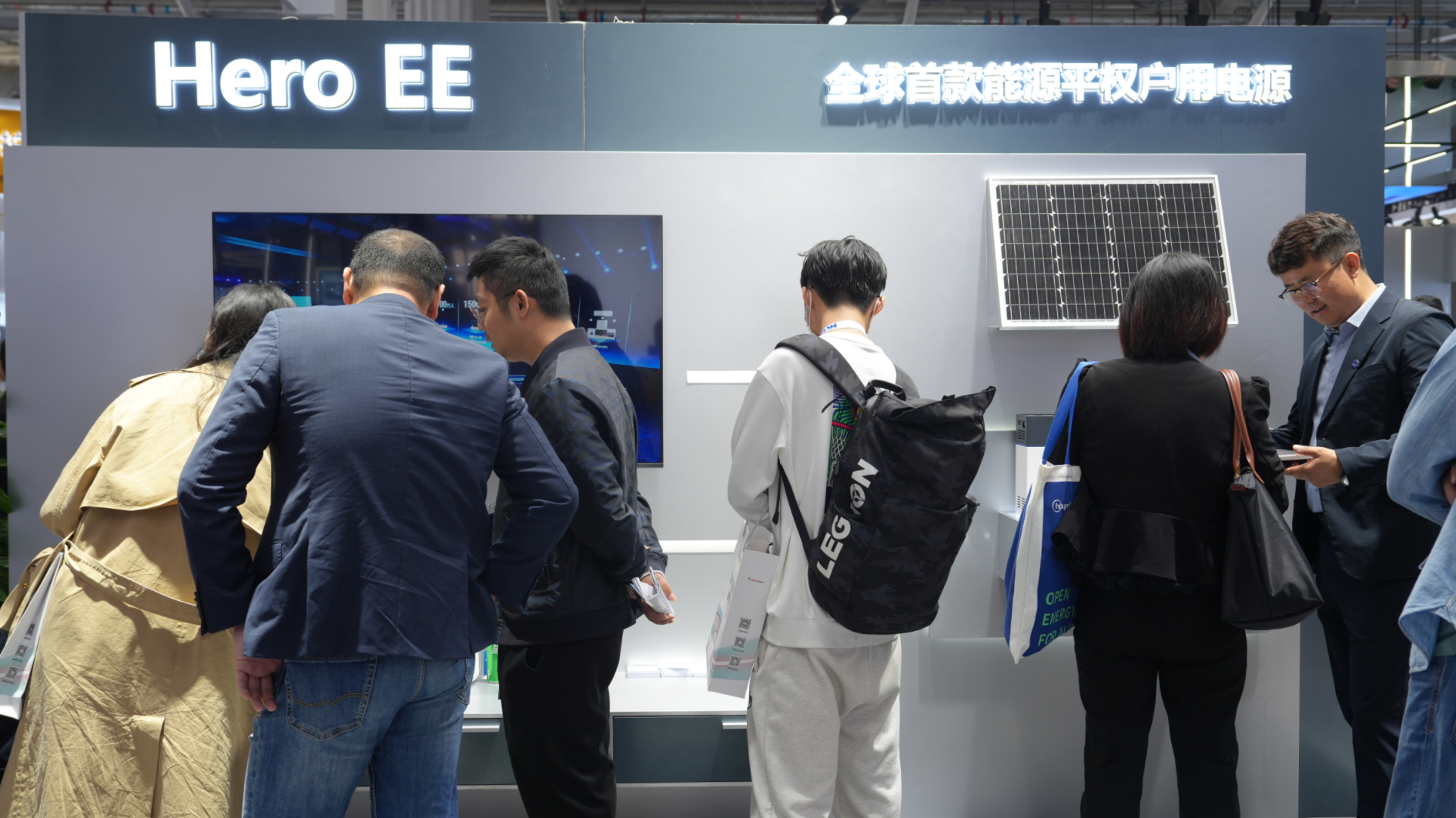 HeroEE亮相第十二届储能国际峰会暨展览会-2024年4月10日-13日，第十二届储能国际峰会暨展览会（ESIE2024）在北京首钢会展中心举办。在ESIE2024上，环球网记者见到了海辰储能全球首款能源平权产品HeroEE。这款重约8kg、单手可提的“充电宝”，帮助能源贫困地区居民也能享受到可负担、可靠的电力。 “这是一款真正意义上能源贫困家庭可负担、可靠的能源普惠产品。”-HeroEE