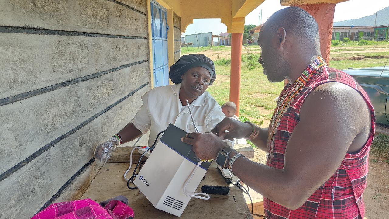 HeroEE1 ES 的到来，让广场热闹起来，今天也变成了孩子们的免费理发日。-HeroEE1 ES的到来，让广场热闹起来，今天也变成了孩子们的免费理发日。-HeroEE