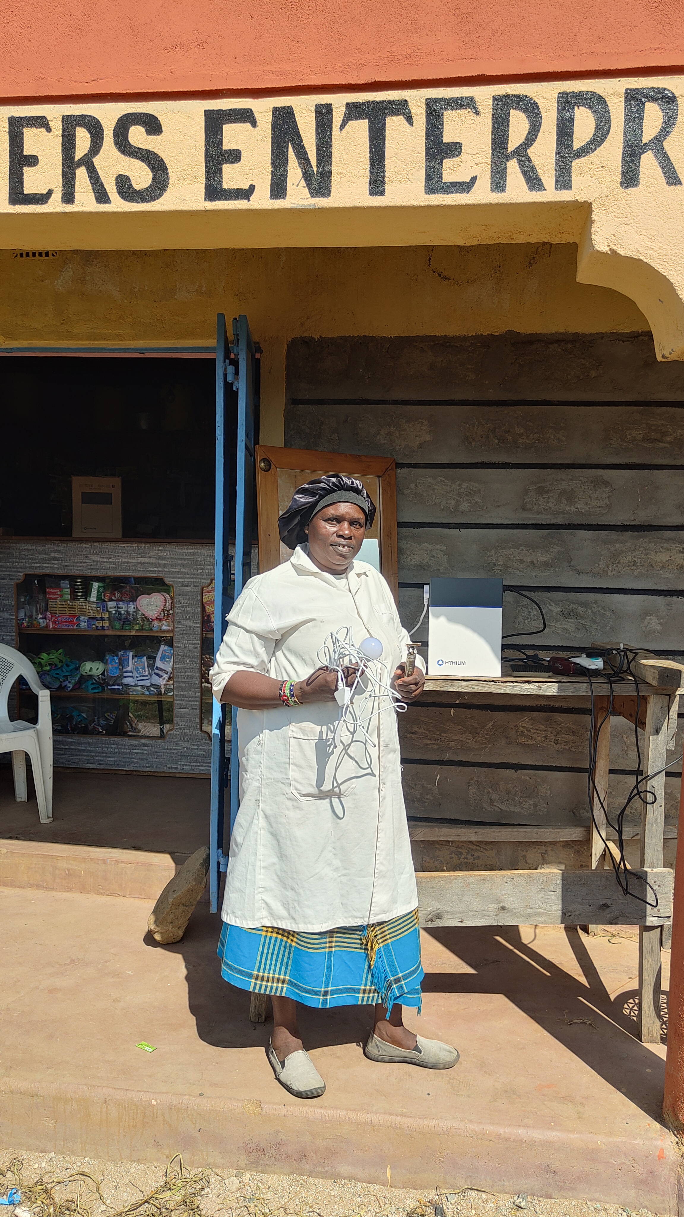 HeroEE1 ES 的到来，让广场热闹起来，今天也变成了孩子们的免费理发日。-HeroEE1 ES的到来，让广场热闹起来，今天也变成了孩子们的免费理发日。-HeroEE