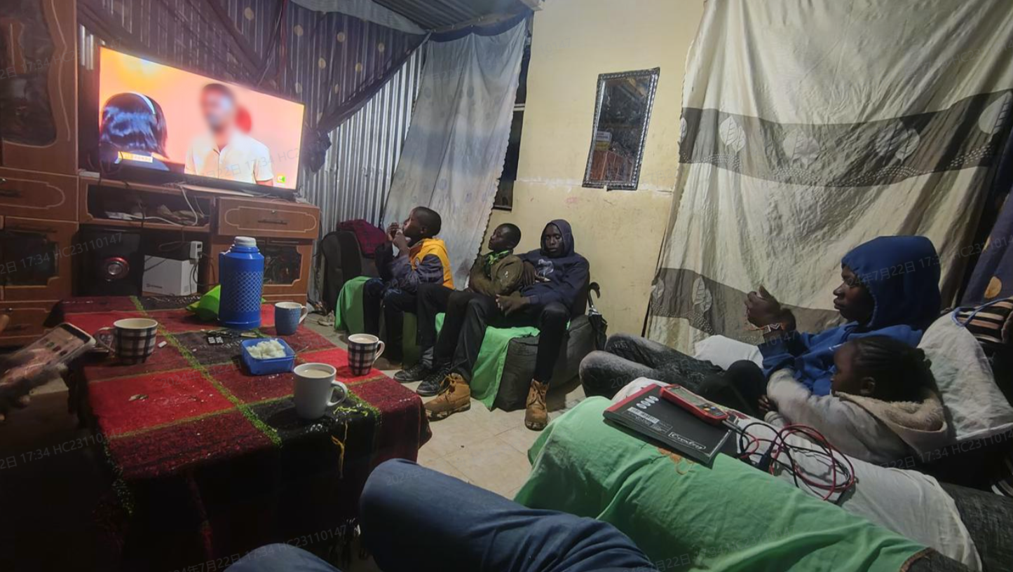 HeroEE1 ES 肯尼亚 马赛马拉自然保护区 第一台纯离网场景 光伏接入场景 安装完成，电器成功点亮。-HeroEE1 ES 肯尼亚 马赛马拉自然保护区 第一台纯离网场景 光伏接入场景 安装完成，电器成功点亮。-HeroEE